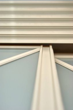 Sürgülü gardırop kapısına klasik tarzı. Buzlu cam kapı