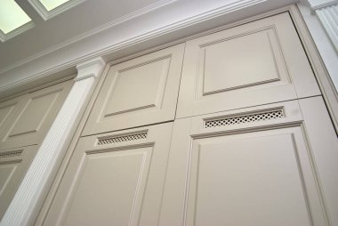 Dolap kapıları havalandırma ızgaraları ile. Klasik iç