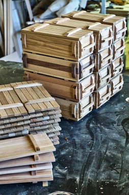 Askeri stil hatıra kutuları atölyede. Üretim süreci