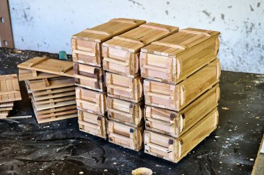 Askeri stil hatıra kutuları atölyede. Üretim süreci