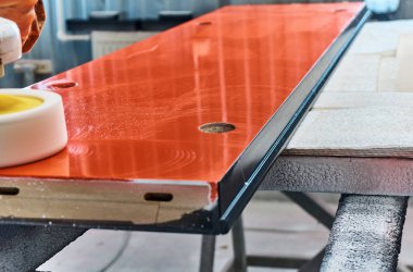 Marangozluk atölye bir değirmeni ile bir taş işçisi parlatır