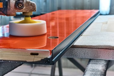 Marangozluk atölye bir değirmeni ile bir taş işçisi parlatır