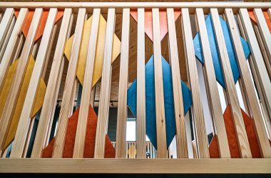 Modern ahşap evin ikinci katında çok renkli ahşap çit