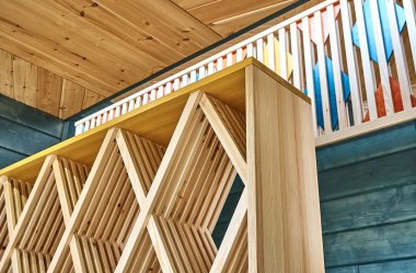 Kabine raf raflar ile. Boş ahşap raflar