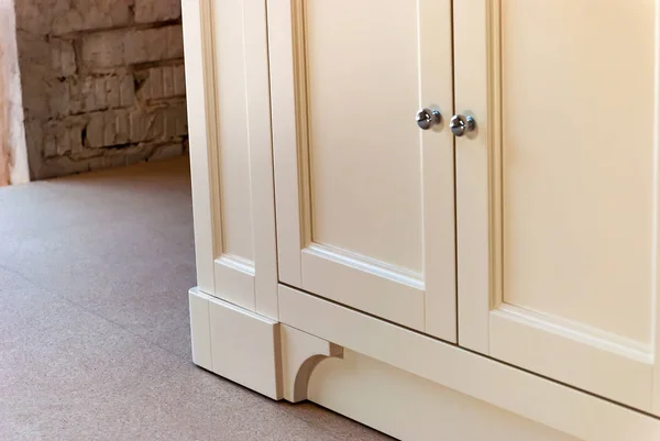 Badezimmerschrank Für Zwei Waschbecken Vor Dem Alten Backsteinhintergrund Nahaufnahme — Stockfoto