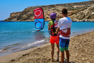 Acemi bu sporun temellerini öğretim kitesurfing için öğretim görevlisi
