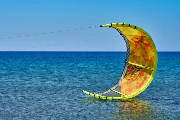 Paraquedas Kitesurf Deitado Água — Fotografia de Stock