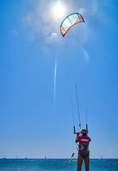 Kitesurfare Stående Framför Solen — Stockfoto
