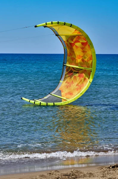 Kitesurfing Leží Vodě — Stock fotografie