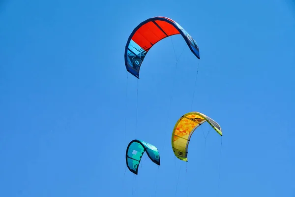 Paraquedas Kitesurfers Contra Céu Claro — Fotografia de Stock