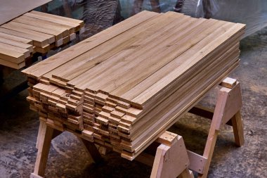 Ağaç işleme ve sanayi üretimi. Ahşap paneller yapıştırma için barlar sıpalar üzerinde yığılmış