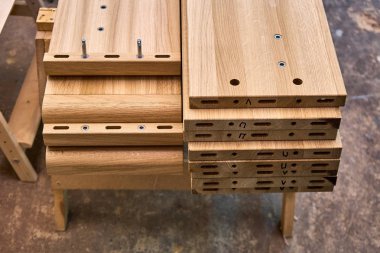 Ağaç işleme ve marangozluk üretim. Bir çift kişilik yatak ahşap unsurları. Mobilya üretimi. Yakın çekim