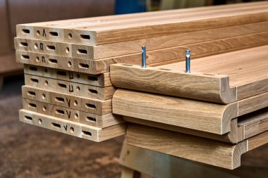 Ağaç işleme ve marangozluk üretim. Bir çift kişilik yatak ahşap unsurları. Mobilya üretimi. Yakın çekim