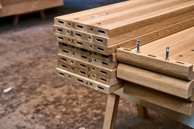 Ağaç işleme ve marangozluk üretim. Bir çift kişilik yatak ahşap unsurları. Mobilya üretimi. Yakın çekim