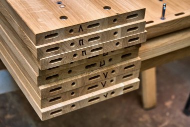 Ağaç işleme ve marangozluk üretim. Bir çift kişilik yatak ahşap unsurları. Mobilya üretimi. Yakın çekim