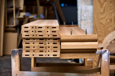 Ağaç işleme ve marangozluk üretim. Bir çift kişilik yatak ahşap unsurları. Mobilya üretimi. Yakın çekim