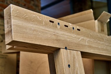 Ağaç işleme ve marangozluk üretim. Bir çift kişilik yatak ahşap unsurları. Mobilya üretimi. Yakın çekim