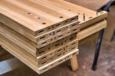 Ağaç işleme ve marangozluk üretim. Bir çift kişilik yatak ahşap unsurları. Mobilya üretimi. Yakın çekim