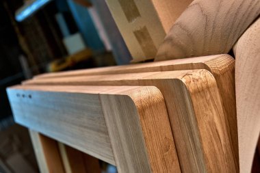 Ağaç işleme ve marangozluk üretim. Bir çift kişilik yatak ahşap unsurları. Mobilya üretimi. Yakın çekim