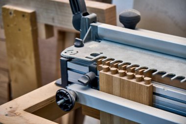 Bir ahşap kutu, freze ile yapılan bir parçası. Kırlangıç bağlantı. Mobilya üretimi. Yakın çekim