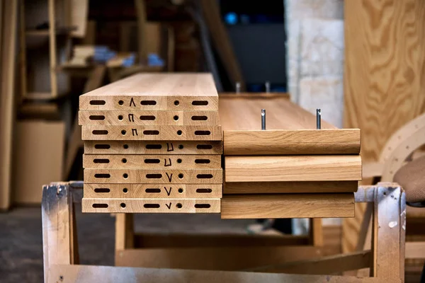 Ağaç işleme ve marangozluk üretim. Bir çift kişilik yatak ahşap unsurları. Mobilya üretimi. Yakın çekim
