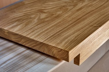 Ağaç işleme ve marangozluk üretim. Levha masa üstü elm. Yakın çekim. Mobilya imalatı