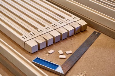 Ağaç işleme ve marangozluk üretim. Bir çocuk yatak ahşap unsurları. Mobilya üretimi. Yakın çekim