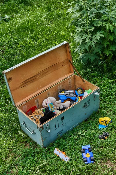 Caixa Militar Soviética Com Brinquedos Infantis Grama Verde Sem Logótipo — Fotografia de Stock