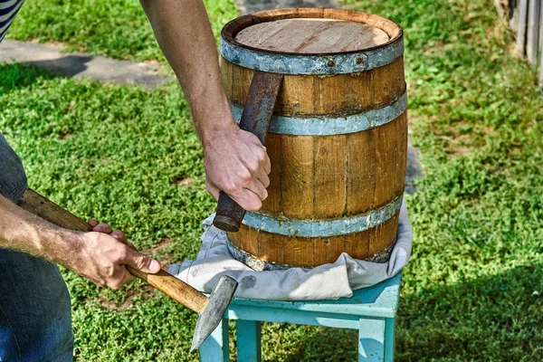 Barril Madeira Para Litros Barril Madeira Coberto Com Cera Abrindo — Fotografia de Stock