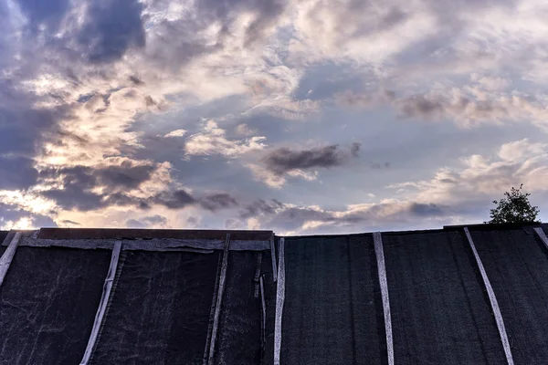 Techo Viejo Del Baño Ruso Contra Cielo Nublado Tarde Techo — Foto de Stock