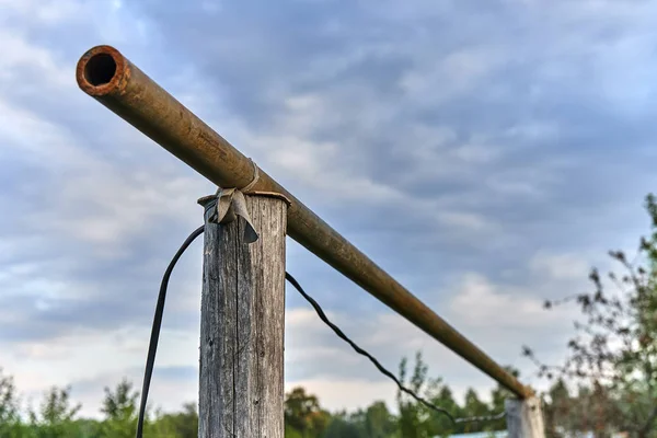 Barra Horizontal Acero Sobre Pilares Madera Pueblo Contra Cielo Nublado — Foto de Stock