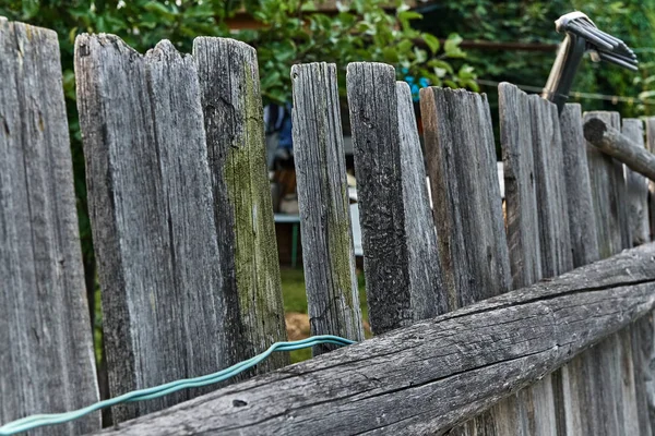 Valla Madera Vieja Sobre Fondo Hojas Verdes — Foto de Stock