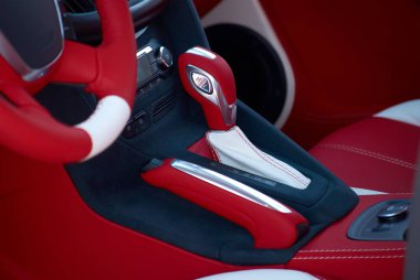 Araba iç ayrıntılar. Vites kolu. Beyaz kırmızı deri dikişli