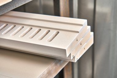 Renkli dekoratif unsur dolap. Ahşap mobilya üretim süreci