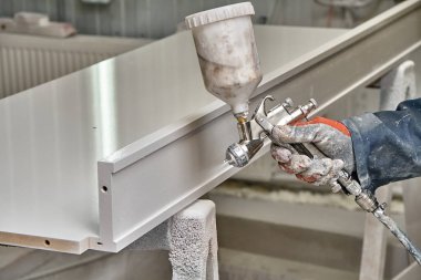 Boya tabancası ile boyama kabinleri. Resim odası, boya tabancası. Ahşap mobilya üretim süreci