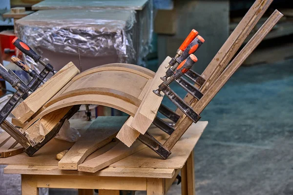 生产弯曲的 Mdf 金属夹具拧紧 Mdf 木制家具制造工艺 — 图库照片