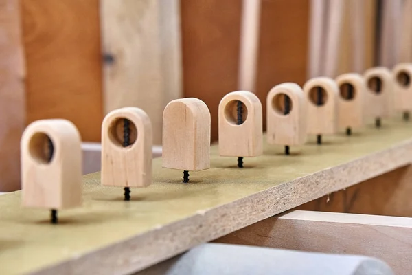 Möbel Aus Holz Halterung Für Kleiderbügel Verfahren Zur Herstellung Von — Stockfoto