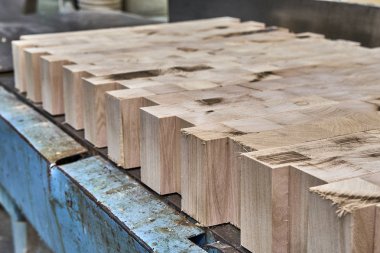 Elm kesme tahtası oluşturma işlemi. Son kesme tahtası. Yakın çekim. Ahşap mobilya üretim süreci