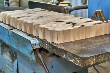 Elm kesme tahtası oluşturma işlemi. Son kesme tahtası. Yakın çekim. Ahşap mobilya üretim süreci