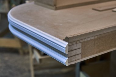 Masaüstü inşa süreci. Klasik Masaüstü. Tablo aşağı ters. Ahşap mobilya üretim süreci