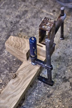 Mobilya legs--dan sağlam meşe. Yakın çekim. Metal ahşap detayları sıkma kıskaç. Ahşap mobilya üretim süreci