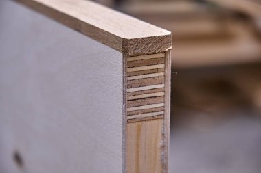 Ahşap kapı üretim süreci. Kapı yaprak. Ağaç işleme ve marangozluk üretim. Mobilya üretimi. Yakın çekim