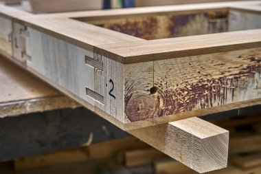 Ahşap kapı üretim süreci. Kapı çerçeve. Ağaç işleme ve marangozluk üretim. Mobilya üretimi. Yakın çekim