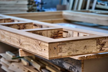 Ahşap kapı üretim süreci. Kapı çerçeve. Ağaç işleme ve marangozluk üretim. Mobilya üretimi. Yakın çekim