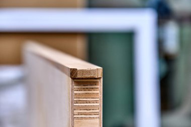 Ahşap kapı üretim süreci. Kapı yaprak. Ağaç işleme ve marangozluk üretim. Mobilya üretimi. Yakın çekim