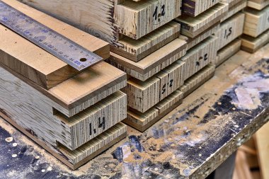 Ahşap kapı üretim süreci. Kapı çerçeve öğeleri. Ağaç işleme ve marangozluk üretim. Mobilya üretimi. Yakın çekim