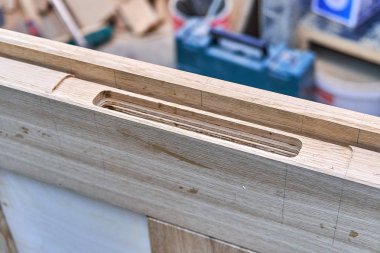 Ahşap kapı üretim süreci. Kapı yaprak. Kapı kilit yükleme. Ağaç işleme ve marangozluk üretim. Mobilya üretimi. Yakın çekim