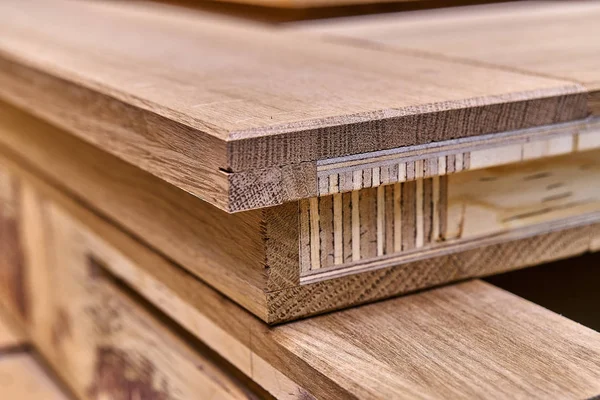 Herstellungsprozess Von Holztüren Türblatt Holzbearbeitung Und Tischlereiproduktion Möbelherstellung Nahaufnahme — Stockfoto