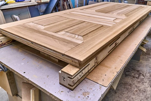 木製ドア製造工程 ドアの葉 木工と木工生産 家具の製造 クローズ アップ — ストック写真