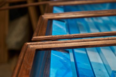 Ahşap kapı üretim süreci. Koyu renkte boyalı giriş kapısı ahşap desenlidir. Ağaç işleme ve marangozluk üretim. Mobilya üretimi. Yakın çekim